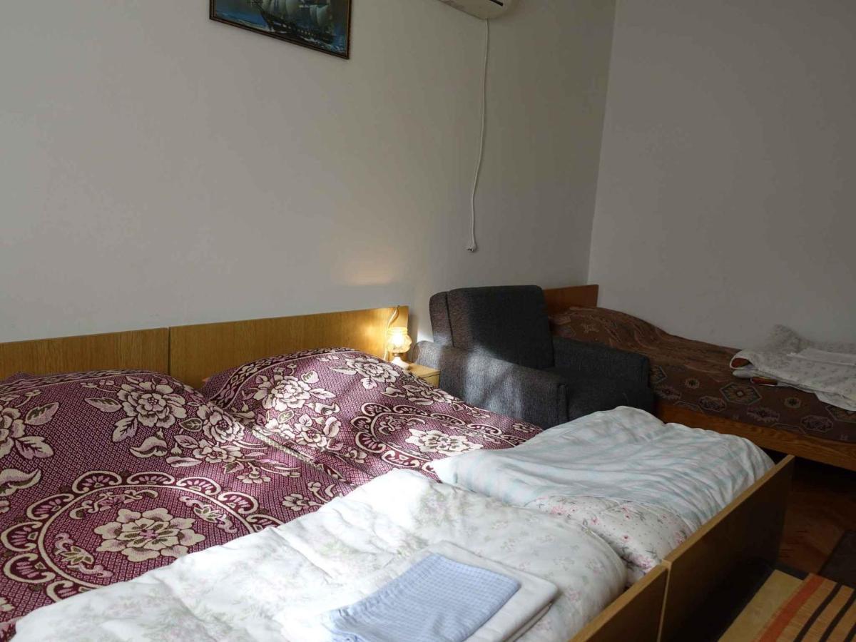 Apartment In Omisalj - Insel Krk 39736 Exteriör bild
